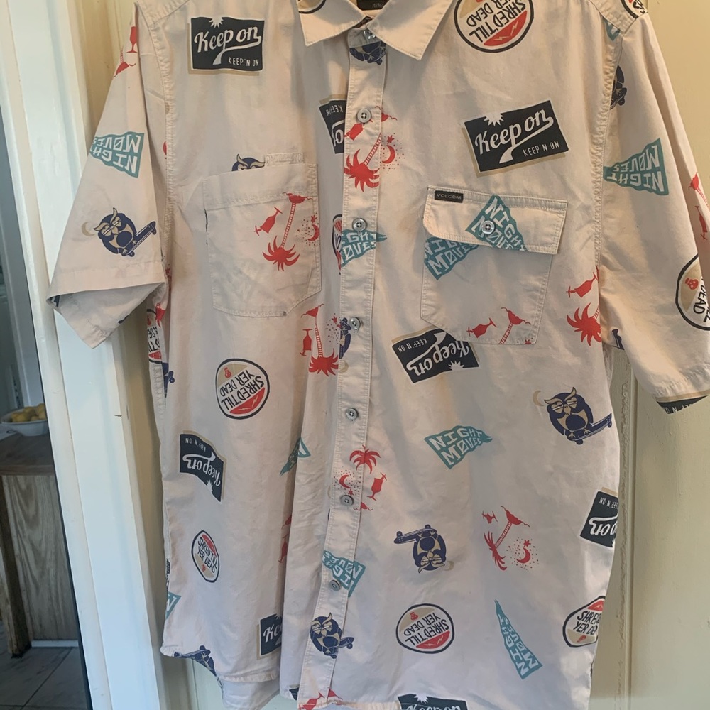 Volcom Beige Short Sleeve Button-Down Shirt with Red and Blue Prints